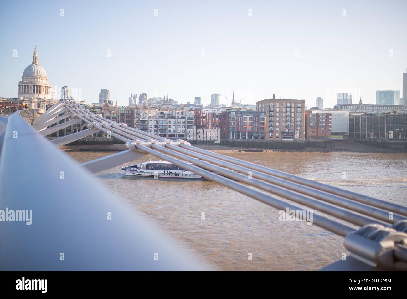 Londres, Royaume-Uni - 1er septembre 2020 : vue sur le paysage du Millenium Bridge Handrail menant à la cathédrale St Pauls à Londres, Royaume-Uni Banque D'Images