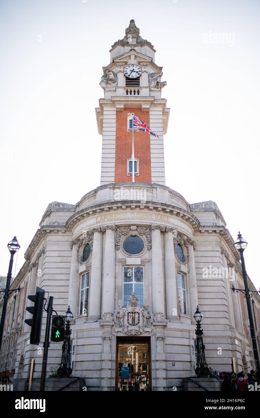 Londres, Royaume-Uni - 30 septembre 2020 : vue en portrait de la façade de l'hôtel de ville de Lambeth et de sa Tour de l'horloge à Londres, Royaume-Uni Banque D'Images