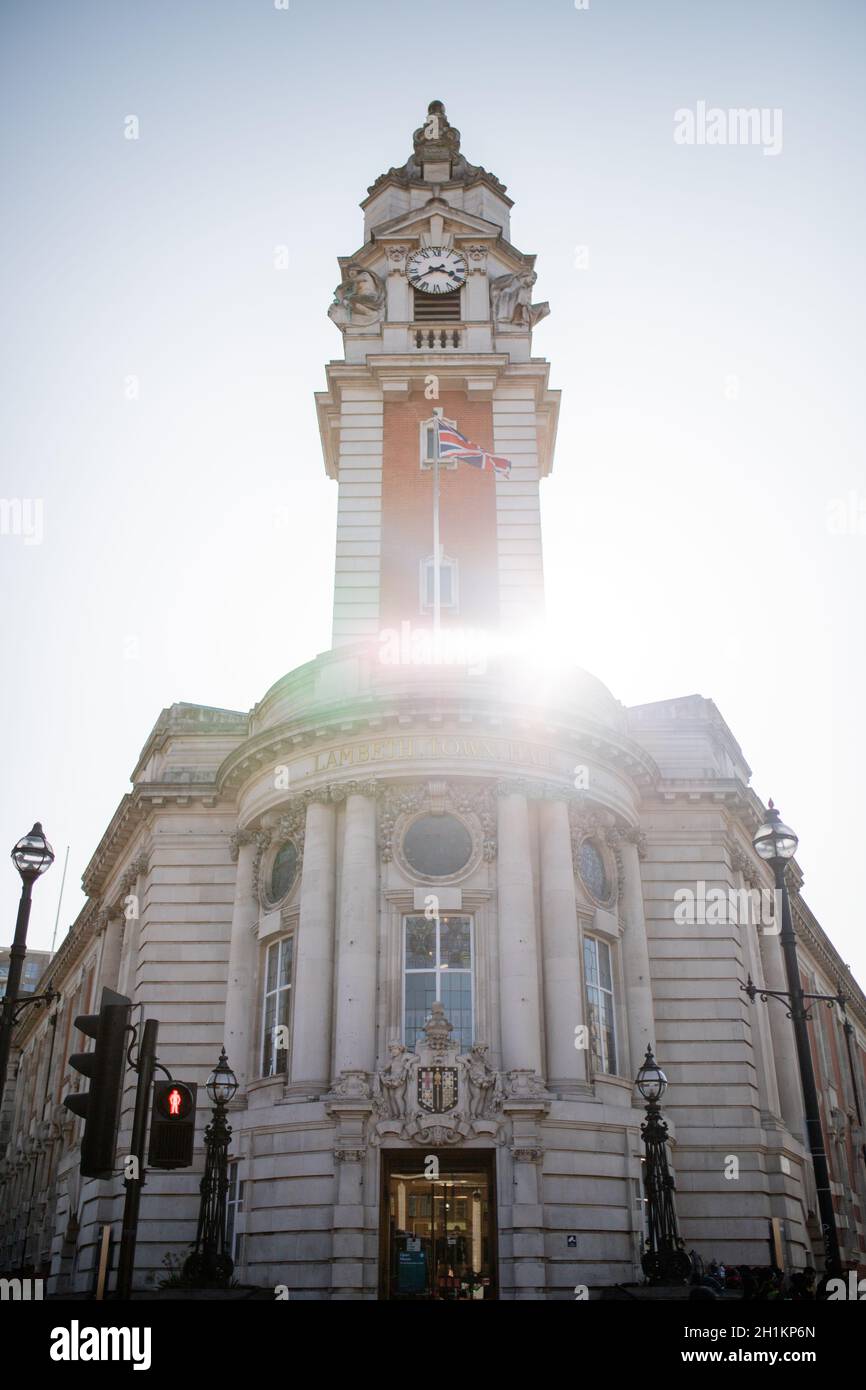 Londres, Royaume-Uni - 30 septembre 2020 : vue en portrait de la face avant de l'hôtel de ville de Lambeth et de sa tour de l'horloge qui éclipsent le soleil Banque D'Images