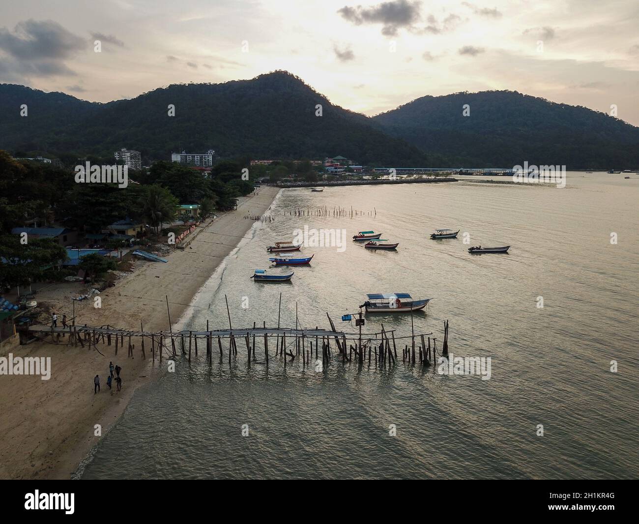 Teluk Bahang, Penang/Malaysia - 08 2020 mars : vue aérienne coucher de soleil au village de pêcheurs de Teluk Bahang. Banque D'Images