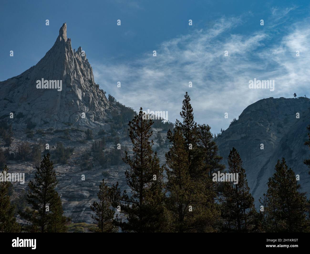Belles vues sur Cathedral Peak tout en randonnée dans le parc national de Yosemite, Californie, Etats-Unis Banque D'Images