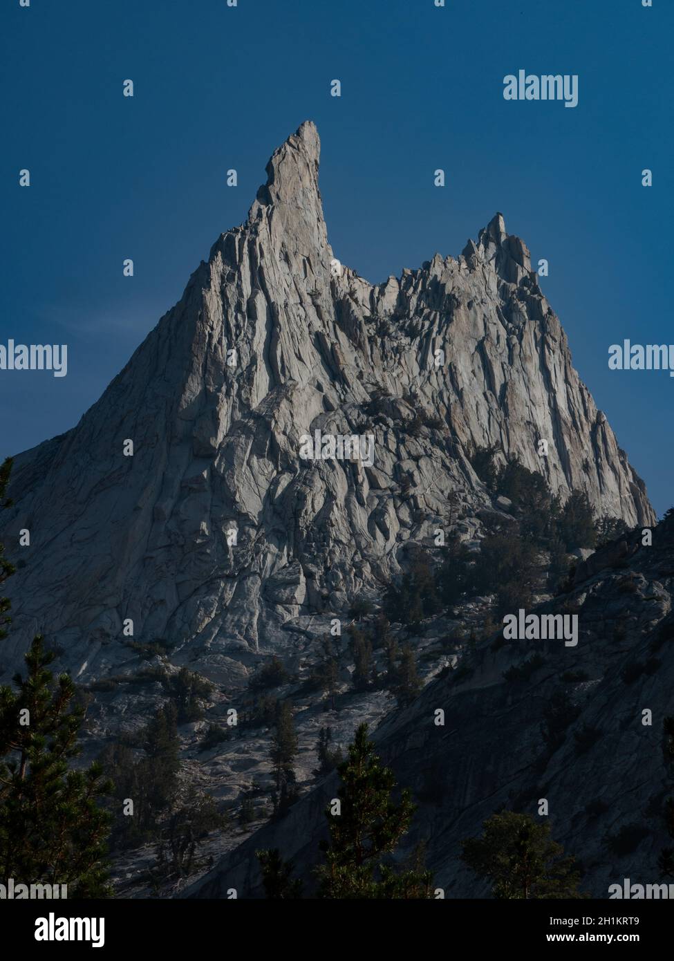 Belles vues sur Cathedral Peak tout en randonnée dans le parc national de Yosemite, Californie, Etats-Unis Banque D'Images