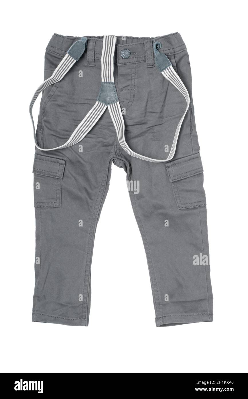 Jean isolé. Pantalon ou pantalon en denim gris tendance pour enfant avec bretelles à rayures isolées sur un fond blanc. Jeans été et autu Banque D'Images