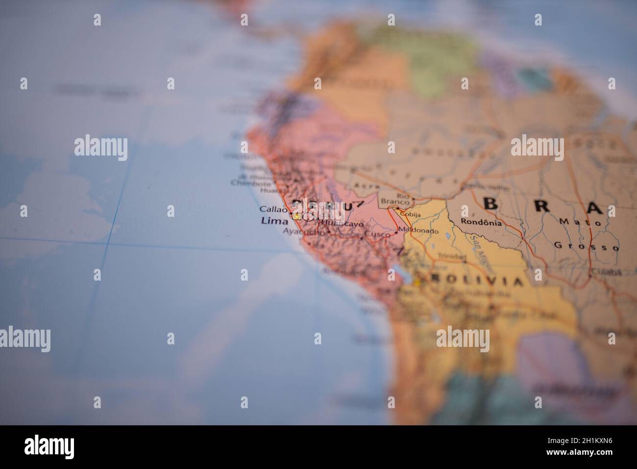 Pérou sur une carte de l'Amérique du Sud avec ses routes principales marquées en rouge et avec le reste des pays brouillé Banque D'Images