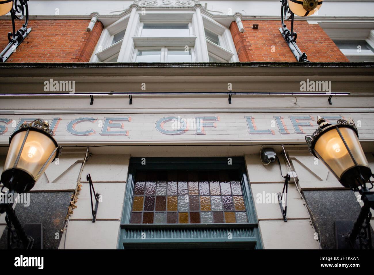 Londres, Royaume-Uni - 30 septembre 2020 : vue à angle bas de l'entrée d'un British Pub, son panneau, et une fenêtre entre deux lampes Banque D'Images