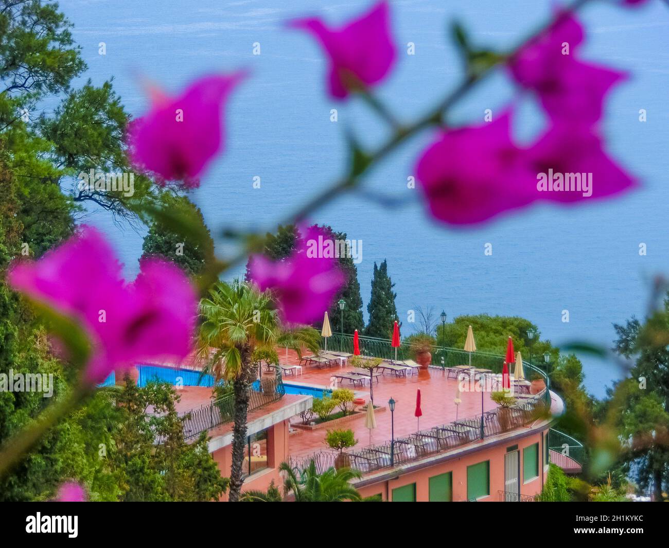 Taormina, Sicile, Italie - 05 mai 2014 : complexe de luxe avec piscine et vue sur la mer à Taormina, Sicile Banque D'Images