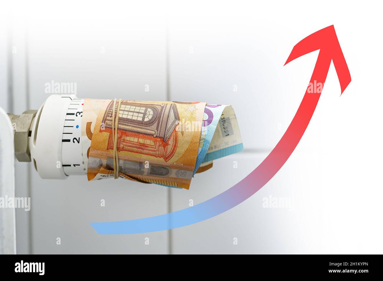 Courbe de flèche et argent autour du thermostat d'un radiateur, symbole de la hausse des coûts de la chaleur et de l'énergie, de l'inflation et de la pression budgétaire Banque D'Images