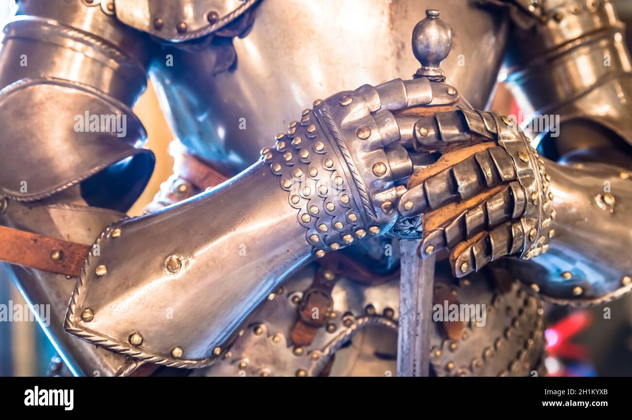 Détail d'une armure de chevalier d'âge moyen - 15ème siècle. Concept de sécurité, de sécurité et de protection. Banque D'Images