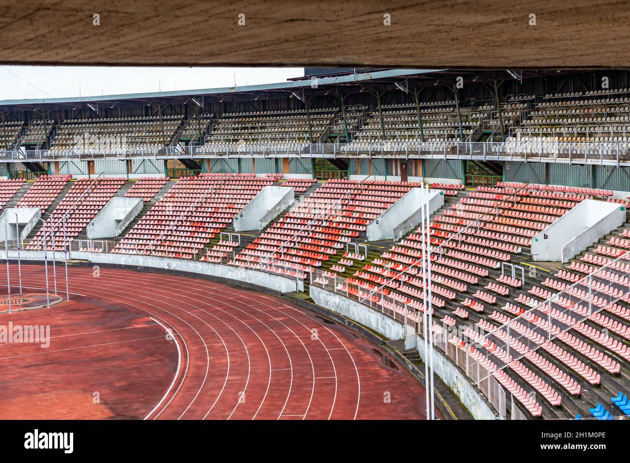 vide le stade sportif pendant le verrouillage en raison du coronavirus. Banque D'Images