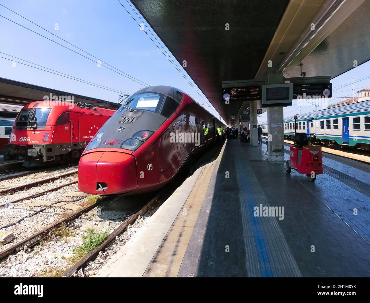 Rome, Italie - 01 mai 2014 : train à grande vitesse moderne à la plate-forme de la gare de Rome, Italie, le 02 mai 2014 Banque D'Images