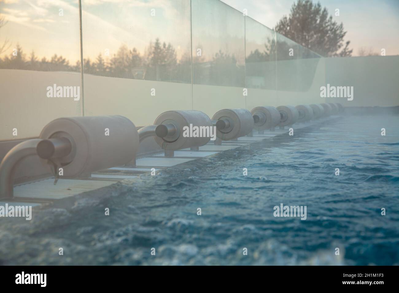 piscine extérieure avec massage à l'eau pour se détendre et se détendre. Banque D'Images