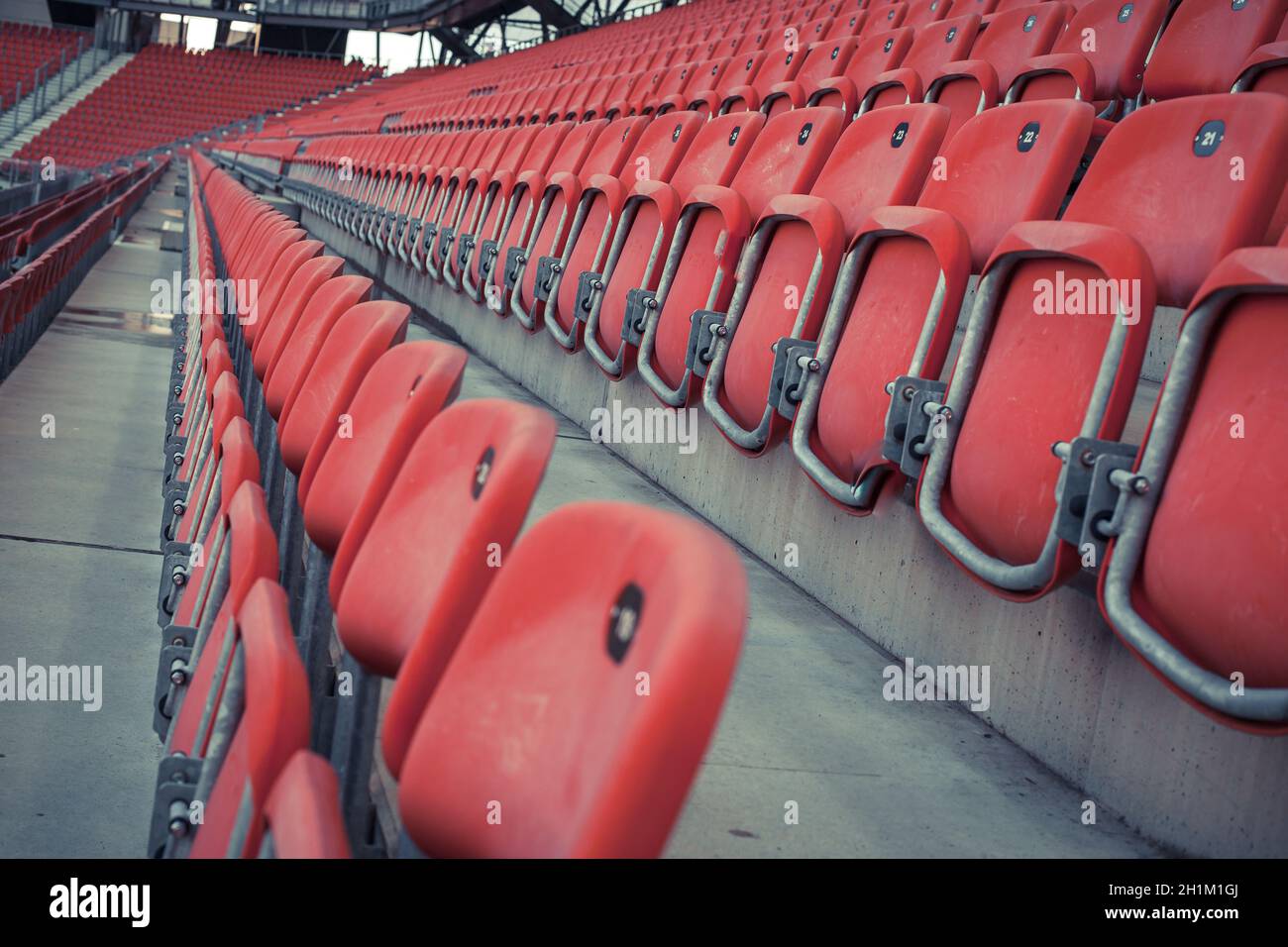 vider les sièges rouges dans un stade de football Banque D'Images