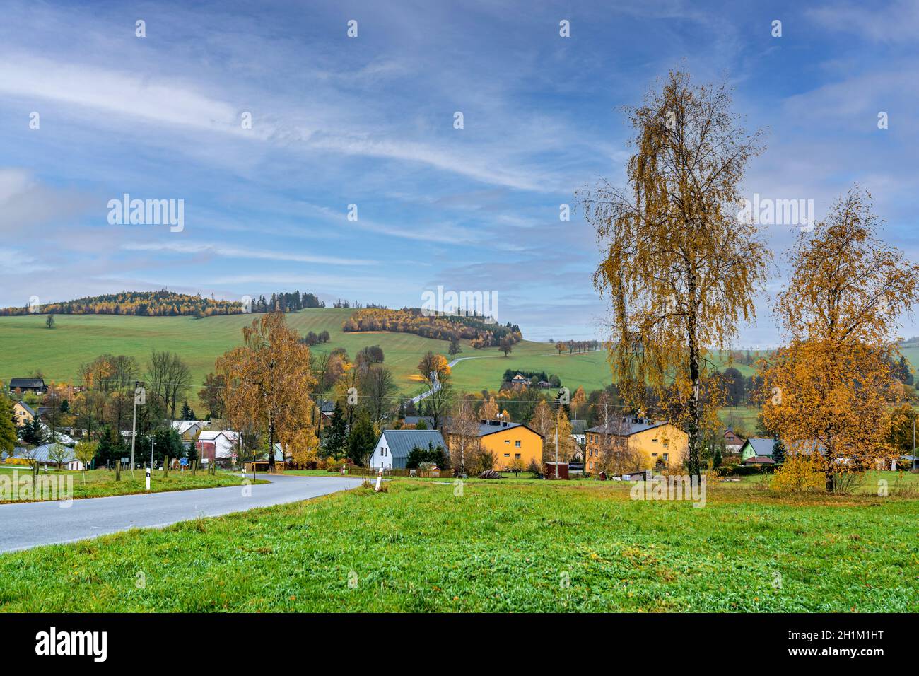 panorama rural d'automne avec vue sur le village, les arbres et les champs. Banque D'Images