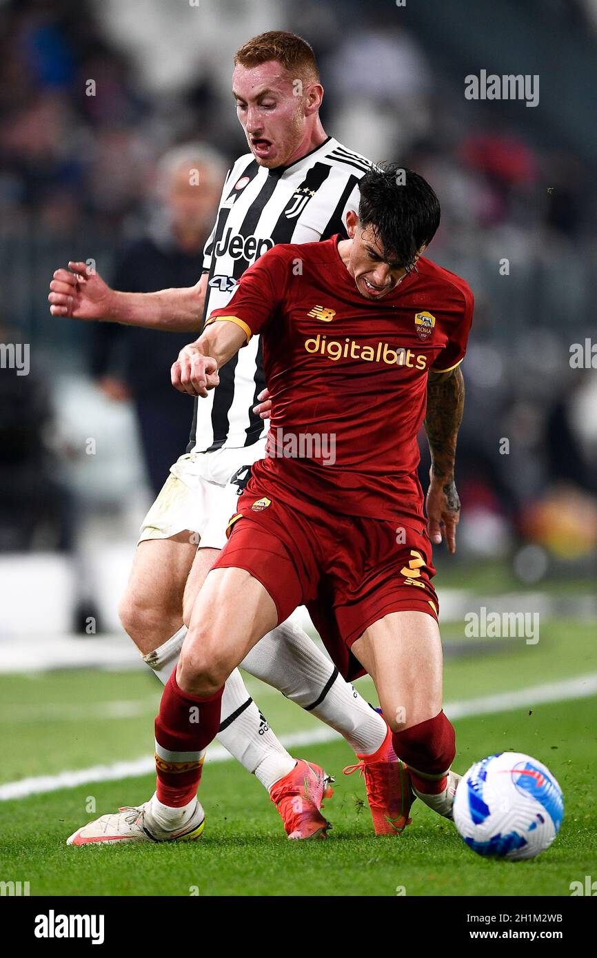 Turin, Italie.17 octobre 2021.Roger Ibanez d'AS Roma est défié par Dejan Kulusevski de Juventus FC lors de la série Un match de football entre Juventus FC et AS Roma.Credit: Nicolò Campo/Alay Live News Banque D'Images