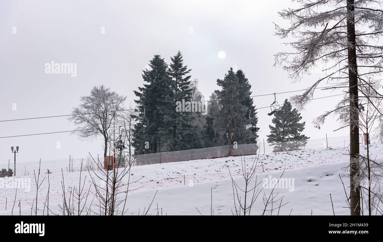 Vue sur le télésiège de ski à Krynica Zdroj sur une nuageux jour d'hiver Banque D'Images