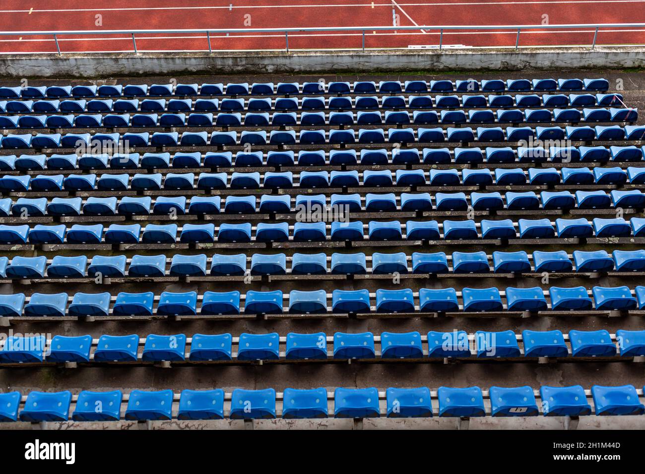 auditorium abandonné d'un stade sportif. Banque D'Images