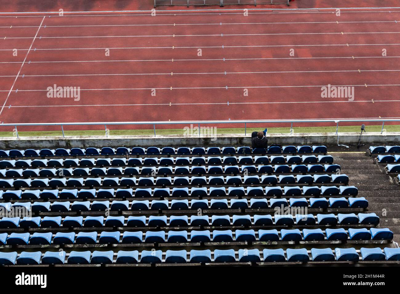 auditorium abandonné d'un stade sportif. Banque D'Images