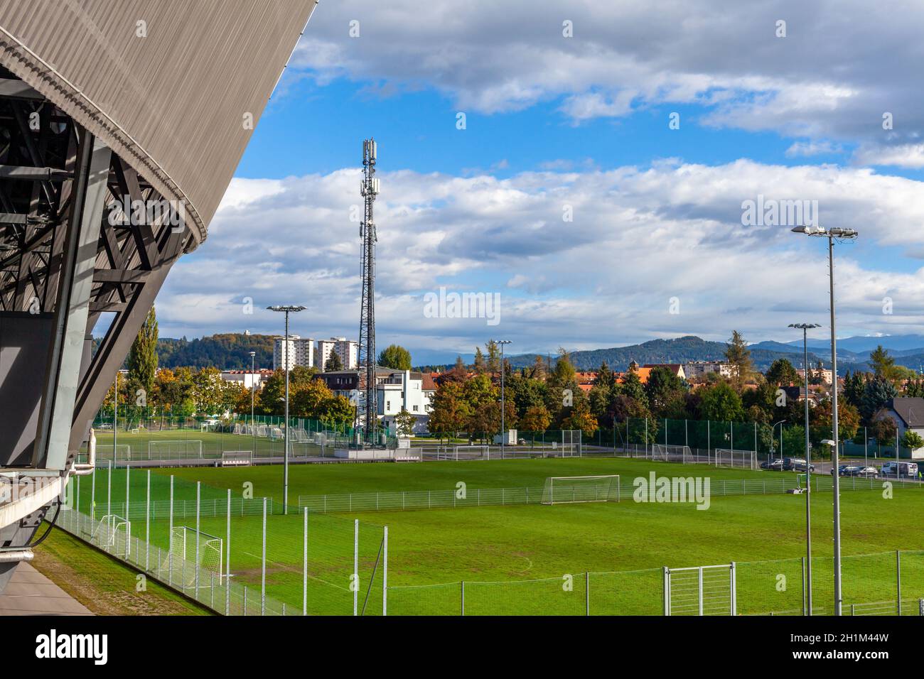 terrain de football en plein air dans la ville. Banque D'Images