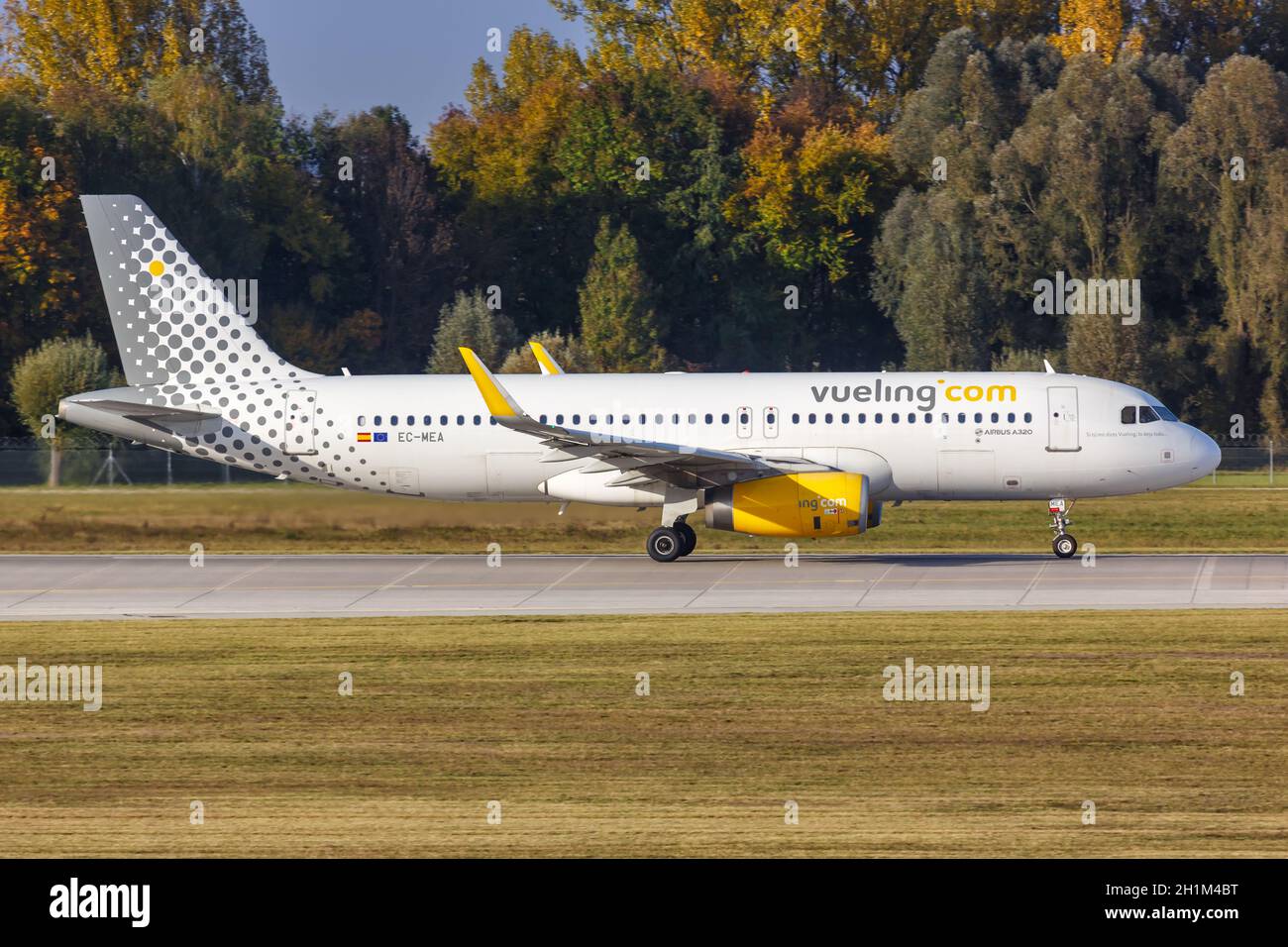 Munich, Allemagne - 21 octobre 2020 : avion Vueling Airbus A320 à l'aéroport de Munich en Allemagne. Airbus est un fabricant européen d'avions basé à Tou Banque D'Images
