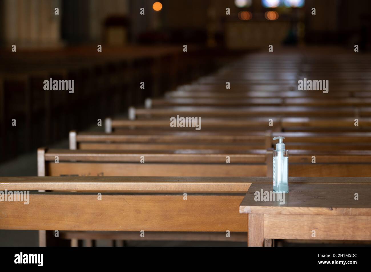 Bouteille de gel hydroalcoolique déposée à l'entrée d'une église pendant la pandémie du coronavirus Covid 19. Banque D'Images