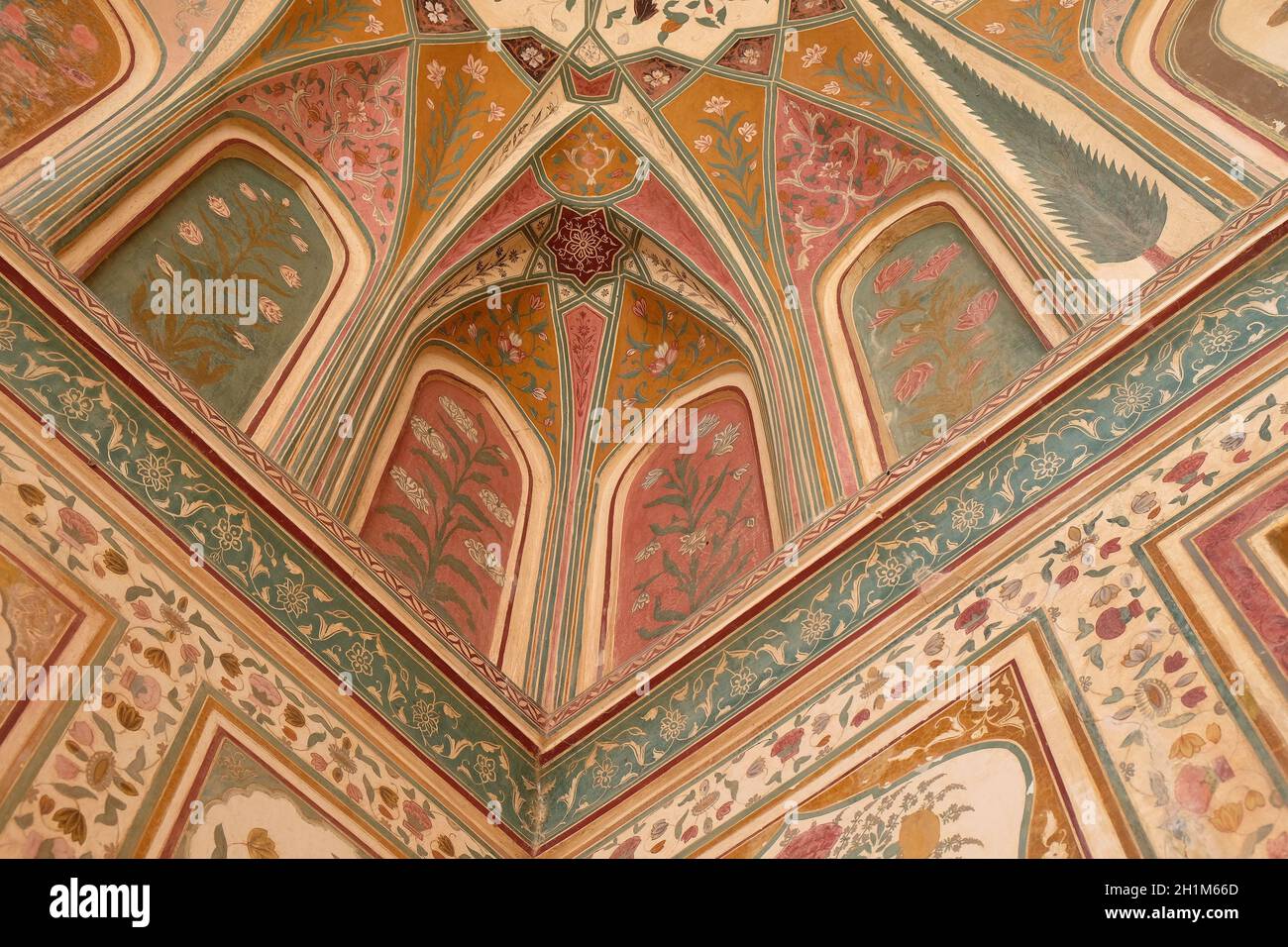 Bel ornement sur le mur du palais à fort Amber à Jaipur, Rajasthan, Inde Banque D'Images