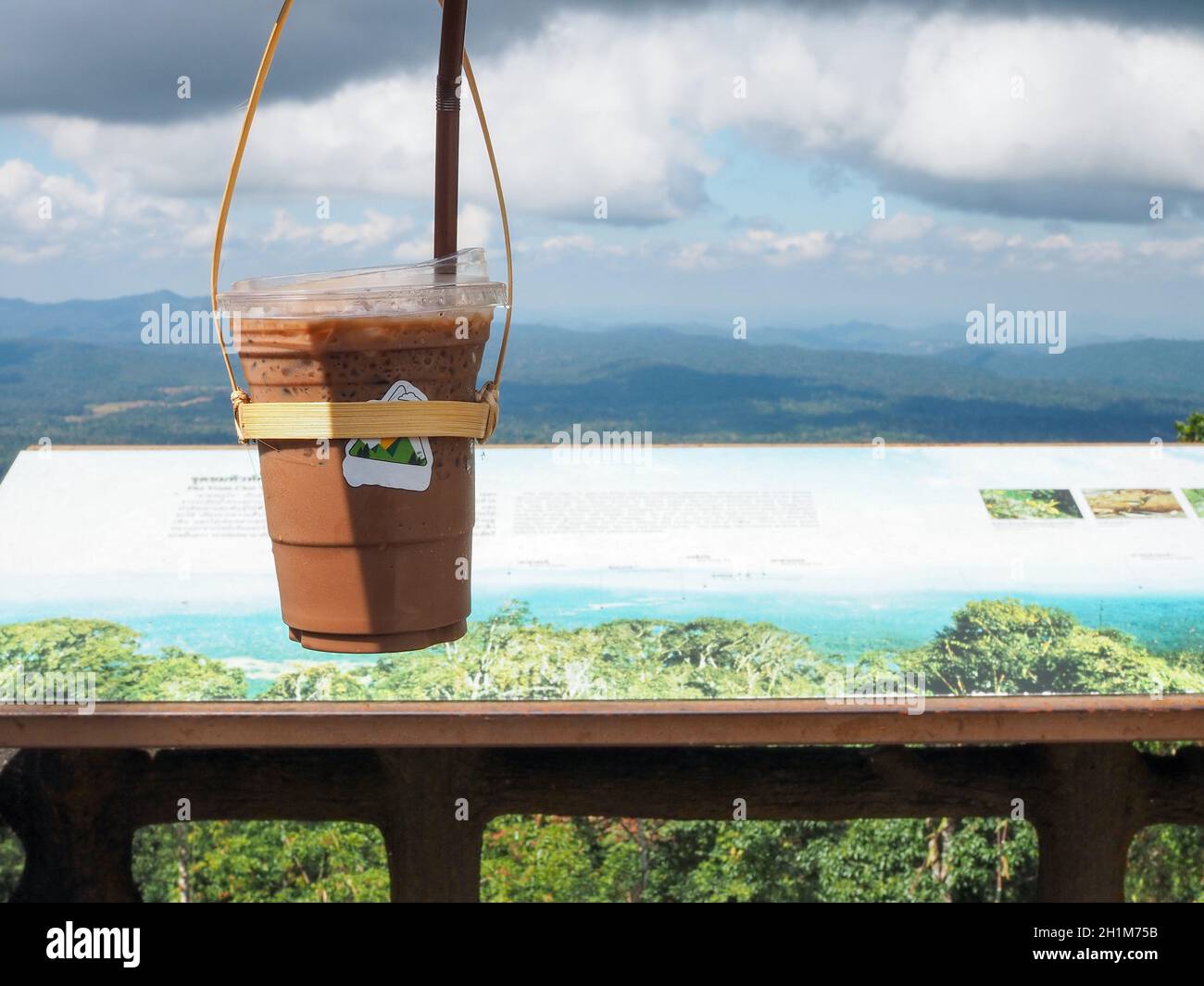 Un verre de thé thaïlandais sur un fond de montagne dans Parc national de Khao Yai Banque D'Images
