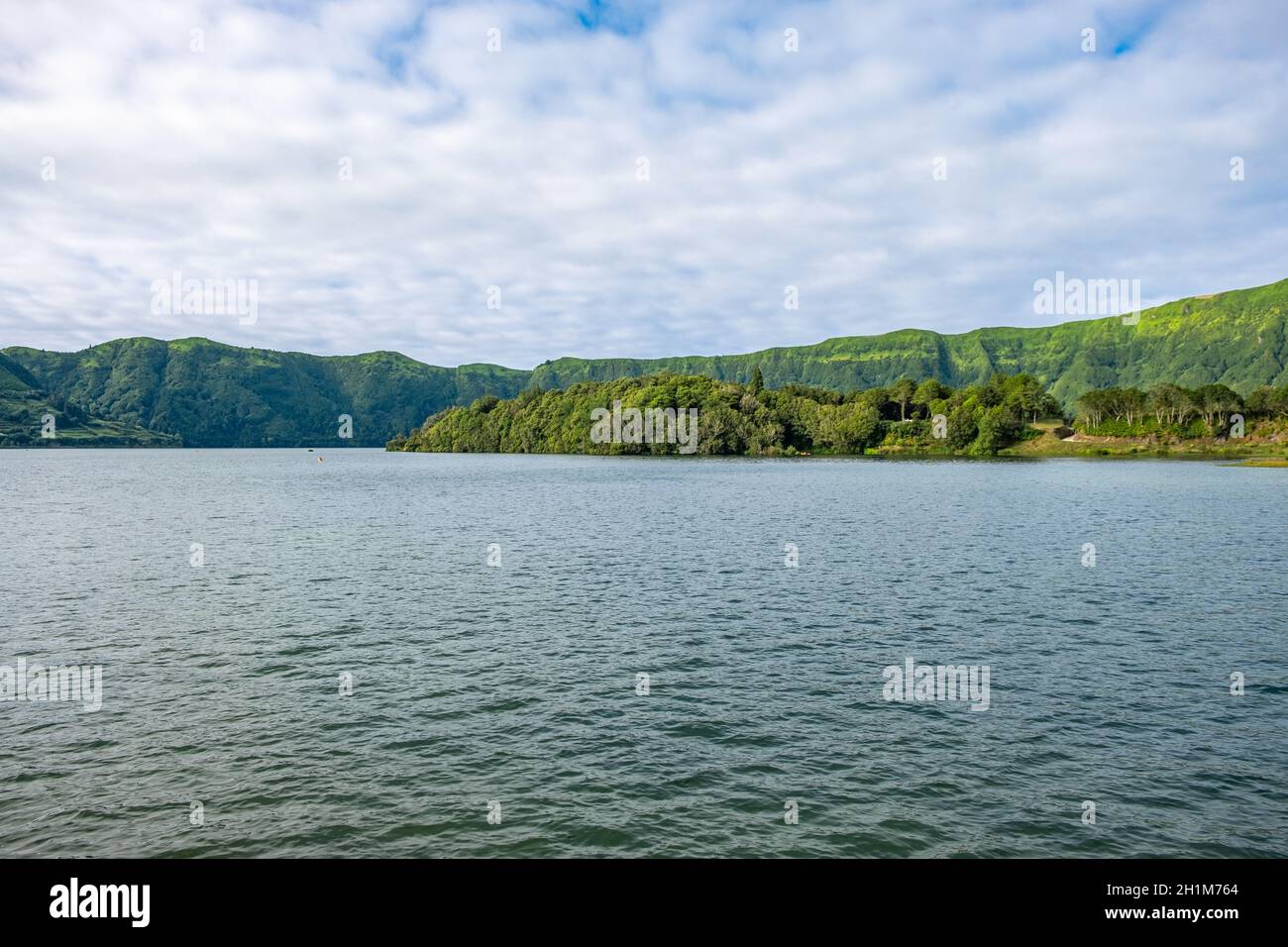 Vue sur le lac et le paysage au lac des sept villes ( Lagoa das Sete Cidades ), île de São Miguel dans les Açores. Banque D'Images