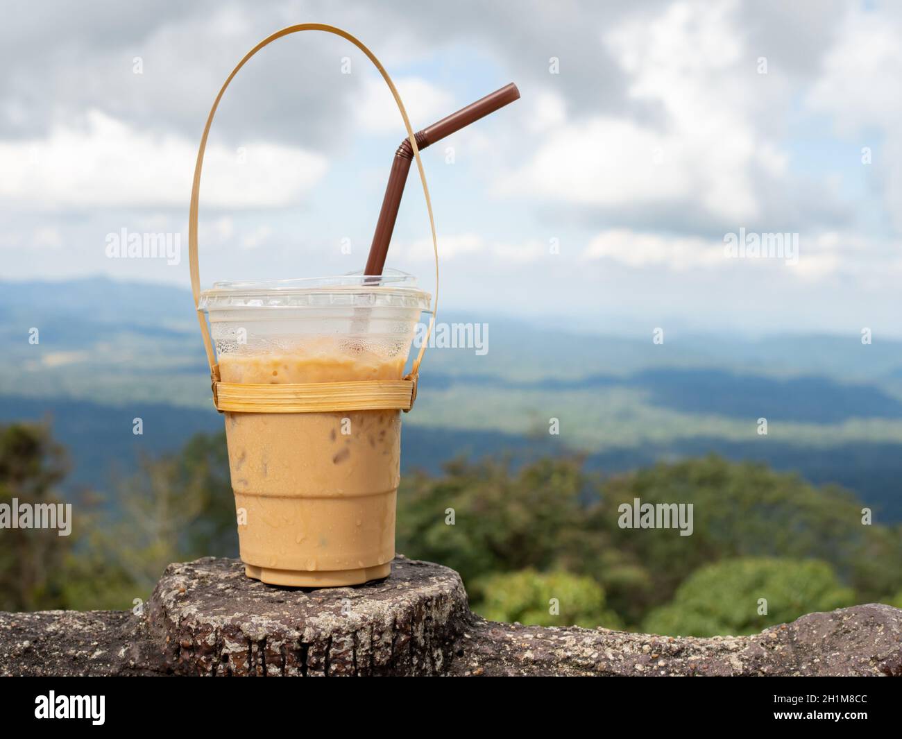 Un verre de thé thaïlandais sur un fond de montagne dans Parc national de Khao Yai Banque D'Images