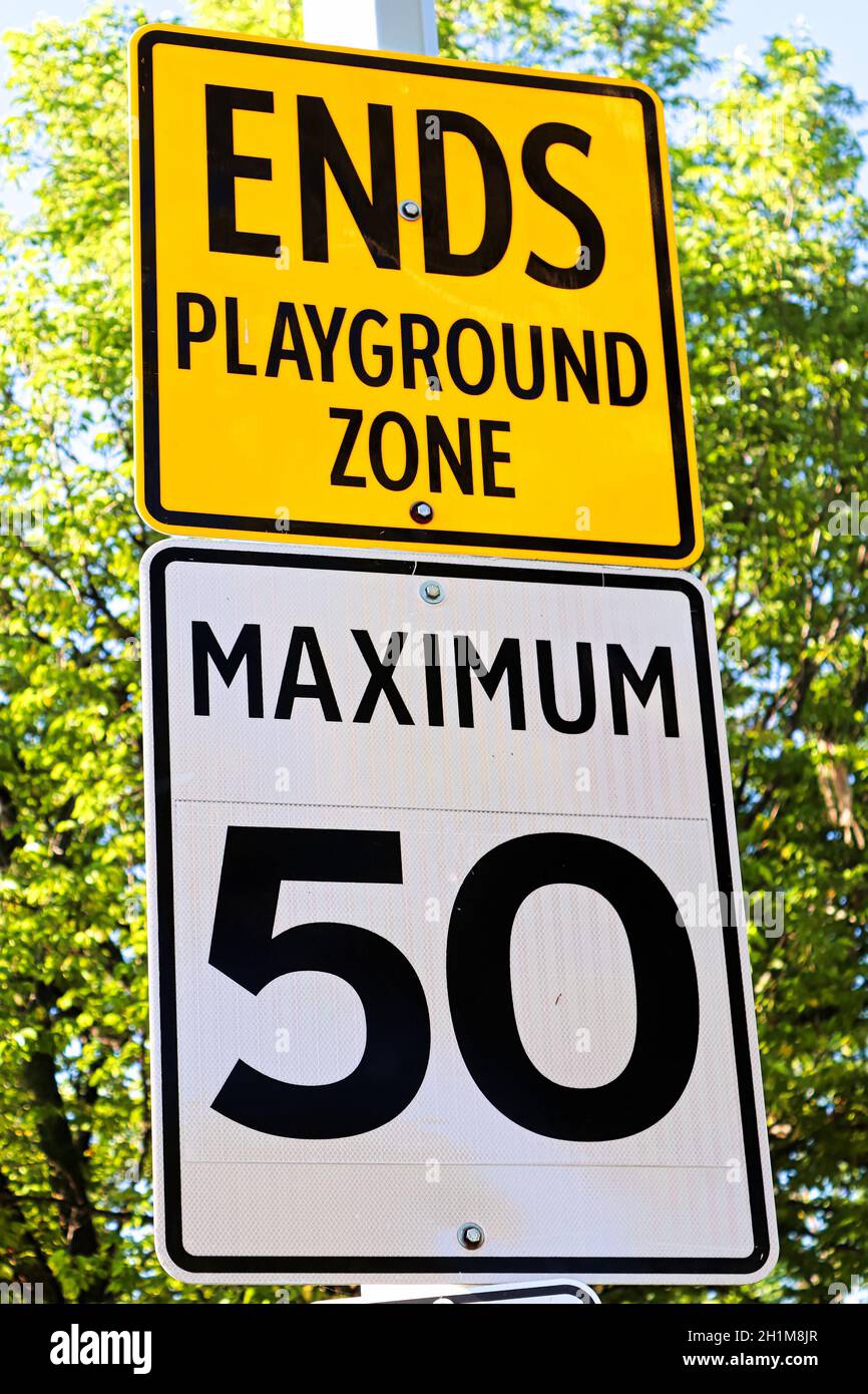 Un terrain de jeu avec un panneau de vitesse maximale. Banque D'Images