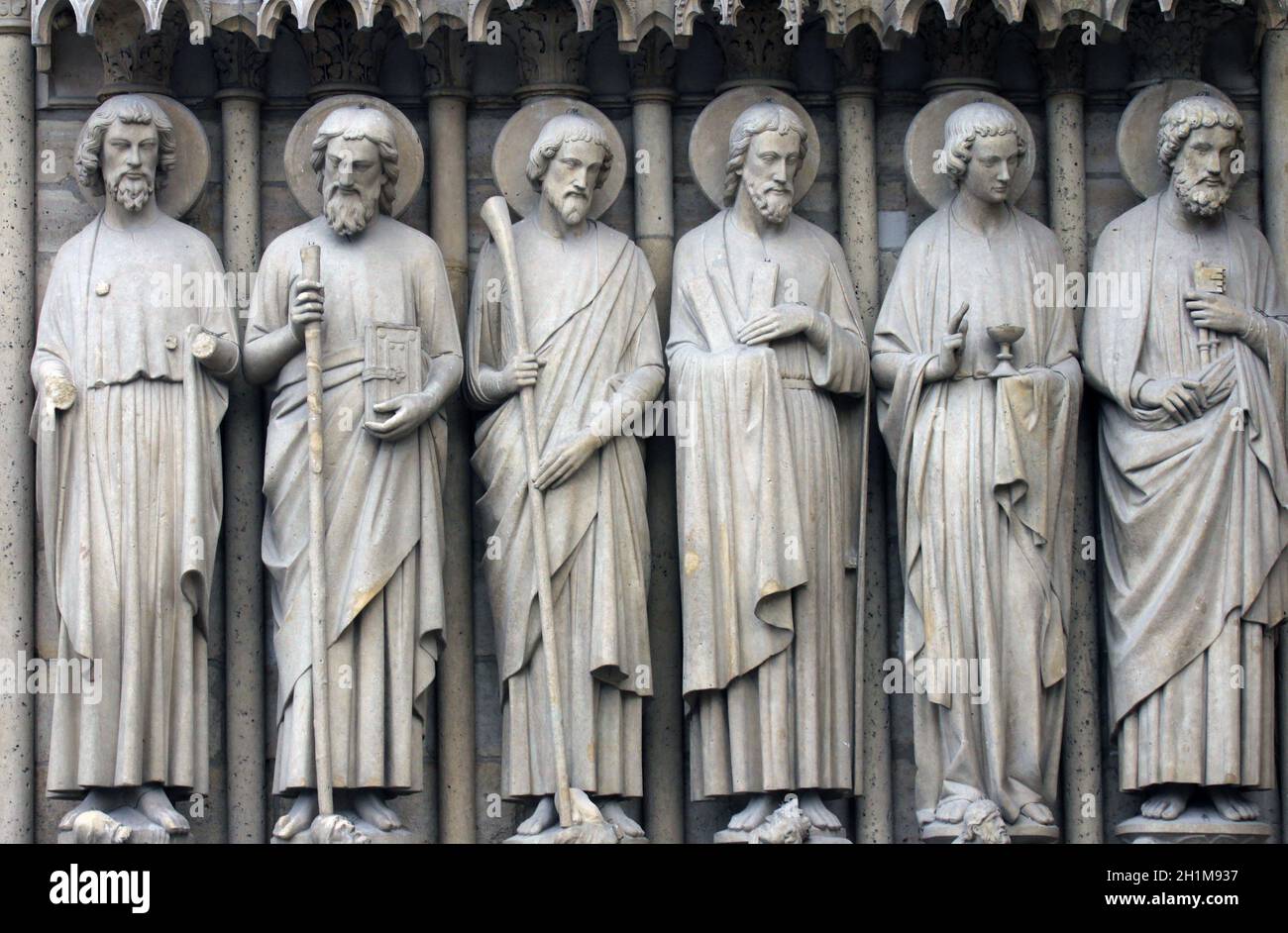 Paris, cathédrale notre-Dame, détail du portail central, représentant le jugement dernier.De gauche à droite : Bartholomew, Simon, James le moins, Andrew, JO Banque D'Images