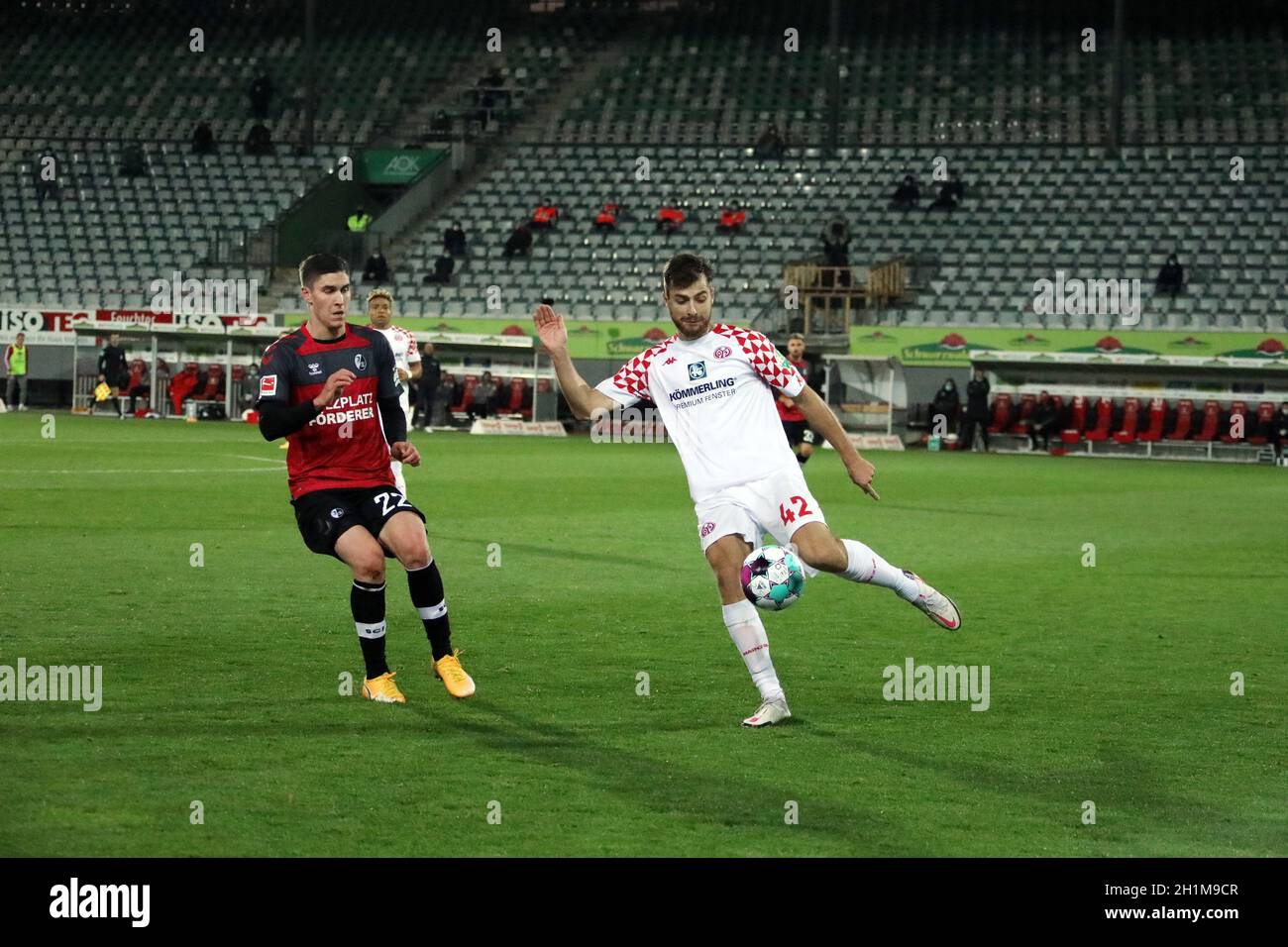 Hack, Alexander (FSV Mainz 05) einen Schritt schneller als Roland Sallai (Freiburg), 1.FBL: 20-21: 8.Sptg.SC Freiburg - FSV Mayence 05 DFL REGULAT Banque D'Images