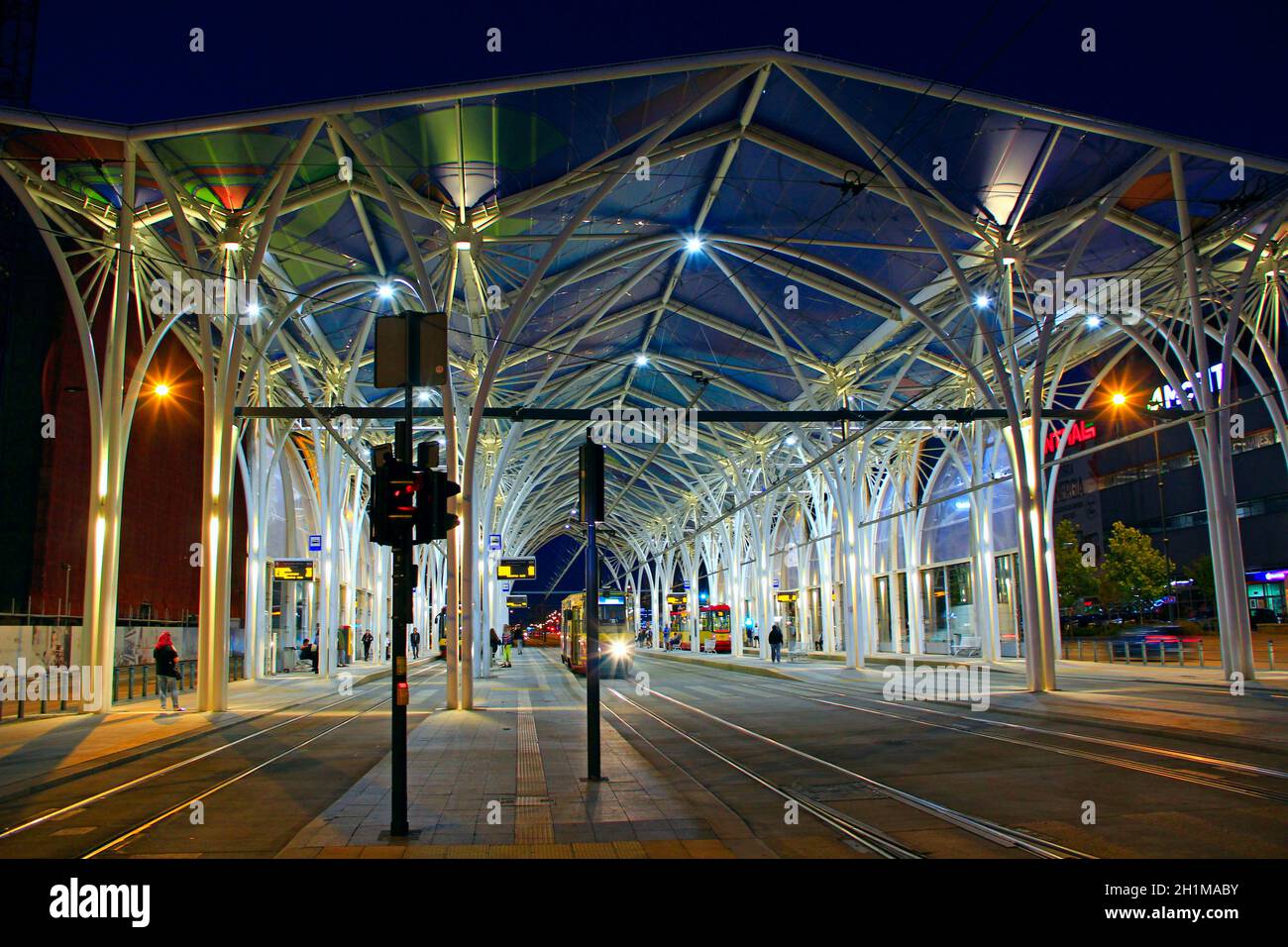 tramway de nuit dans la ville. Tramway rouge Lodz. Tramway moderne qui passe le soir en ville Banque D'Images
