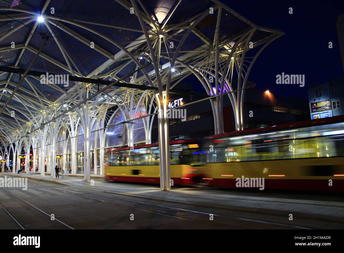 tramway de nuit dans la ville nocturne.Tramway rouge Lodz.Tramway moderne en ville le soir Banque D'Images