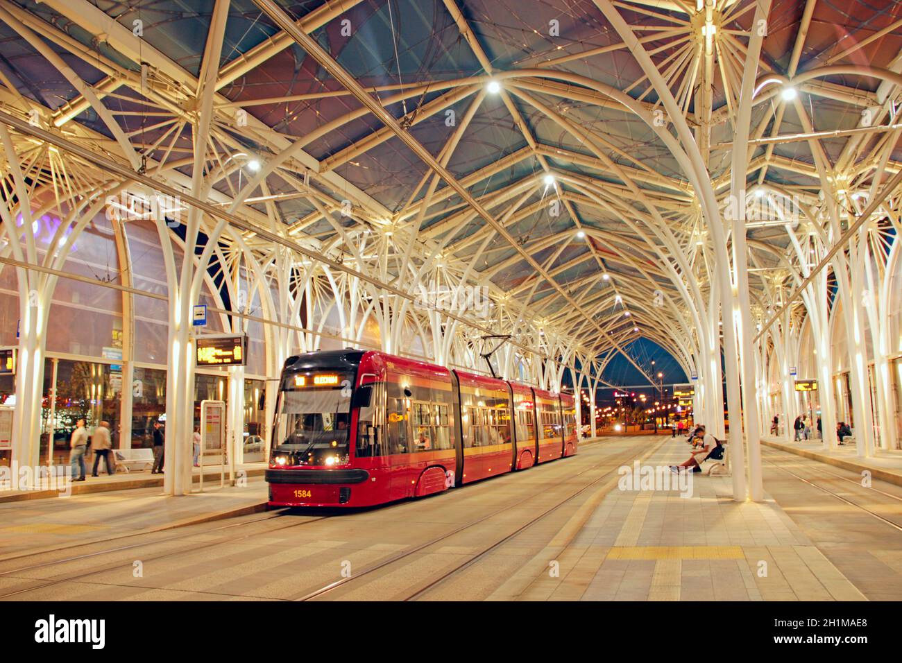 tramway de nuit dans la ville. Tramway rouge Lodz. Tramway moderne qui passe le soir en ville Banque D'Images