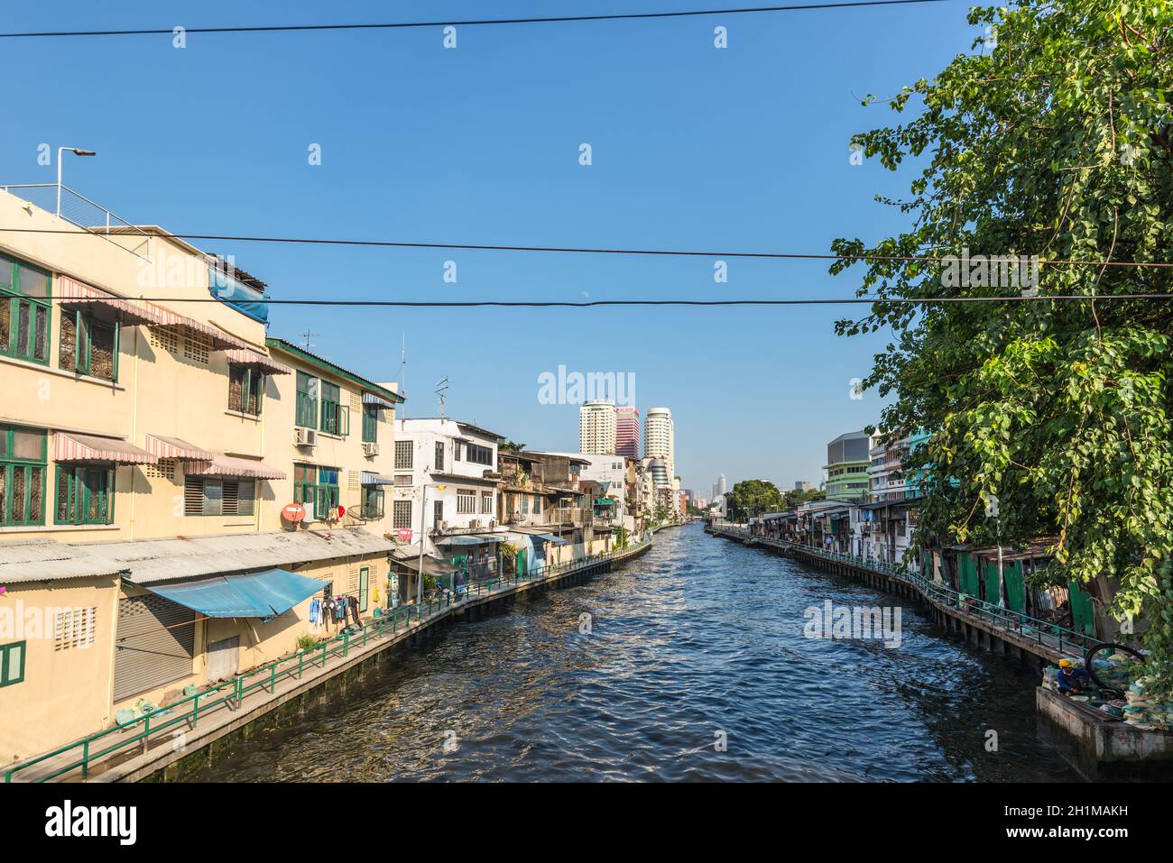 Bangkok, Thaïlande - 7 décembre 2019 : vue sur la rue de Bangkok de jour avec de vieux bâtiments résidentiels et des hôtels modernes sur le canal Khlong Maha Nak en B. Banque D'Images