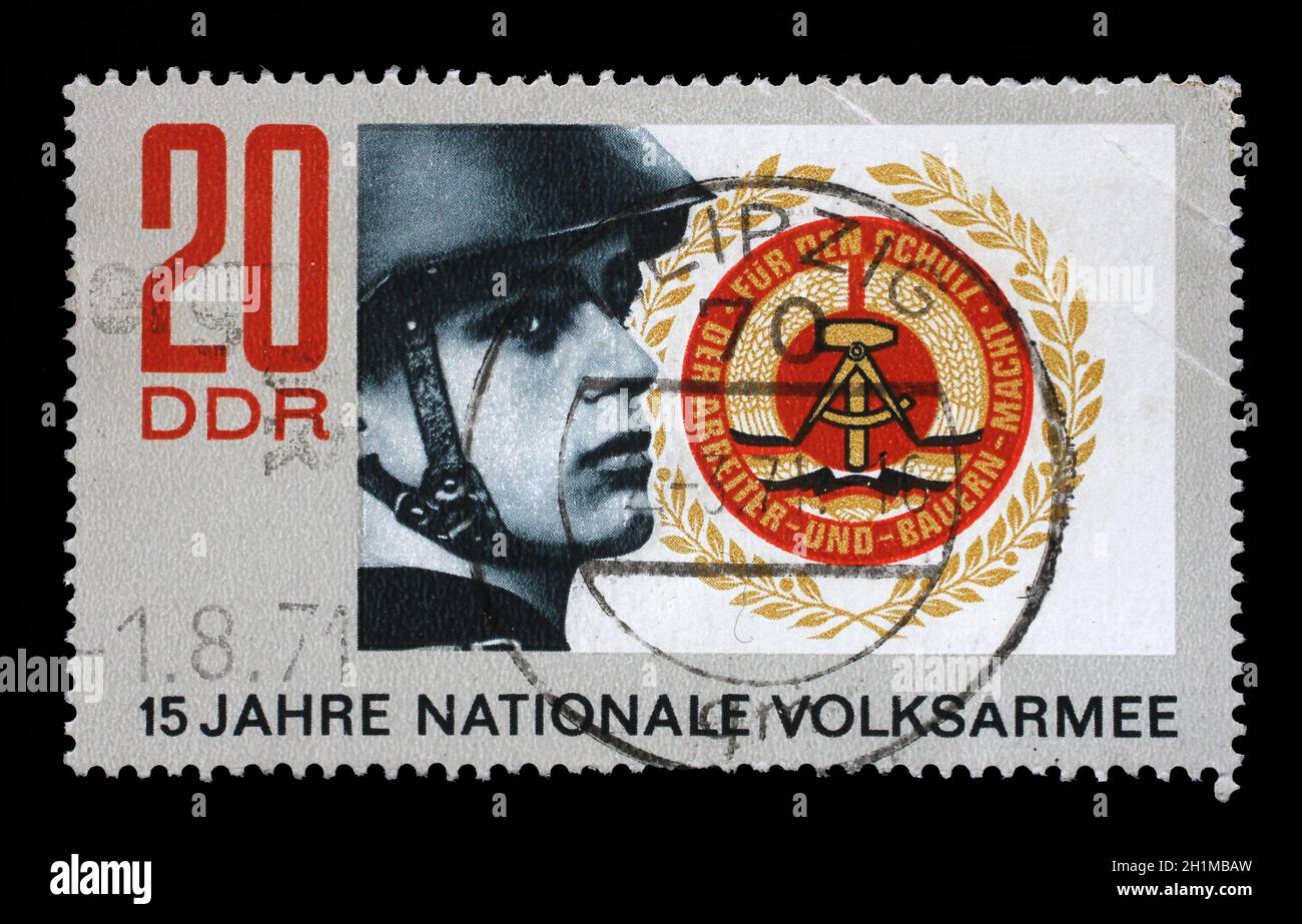 Timbres en RDA à partir de 15 ans l'Armée populaire nationale question montre un soldat et armoiries du GDR, vers 1971. Banque D'Images