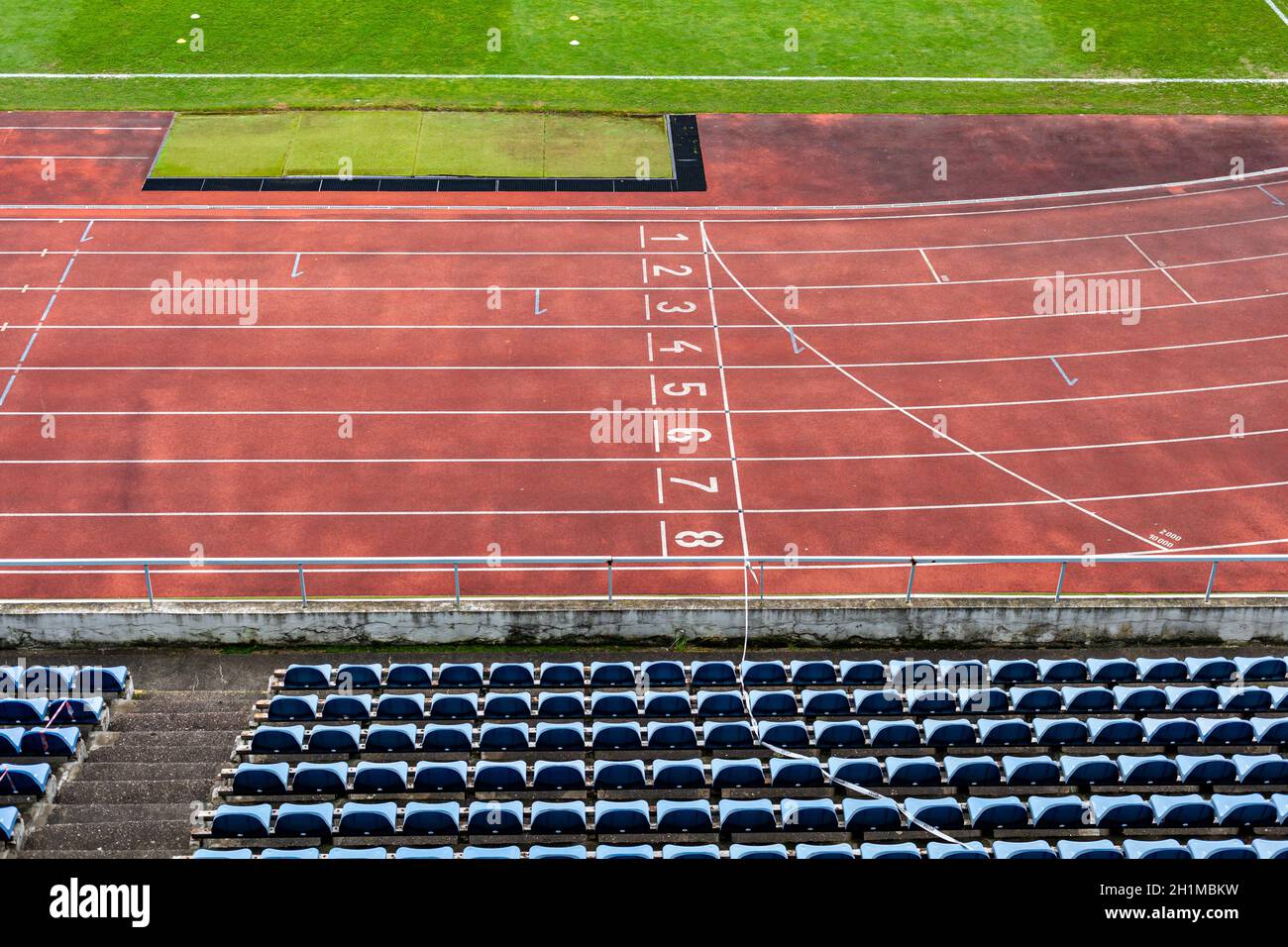 stade sportif sans spectateurs lors d'un match de football au moment du coronavirus. Banque D'Images