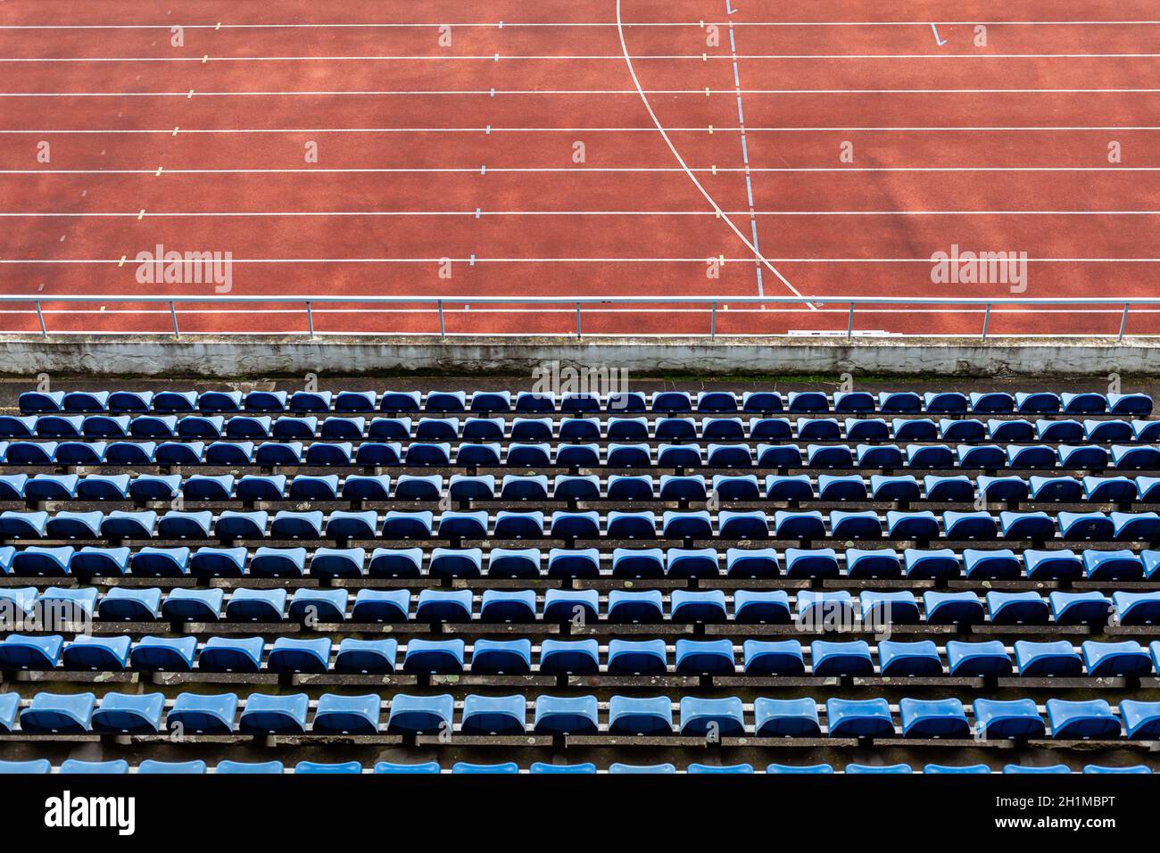des rangées de sièges vides dans l'auditorium du stade sportif. Banque D'Images