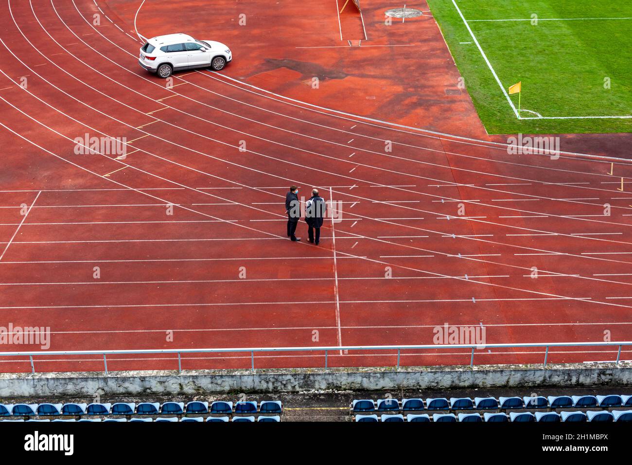 stade sportif sans spectateurs lors d'un match de football au moment du coronavirus. Banque D'Images