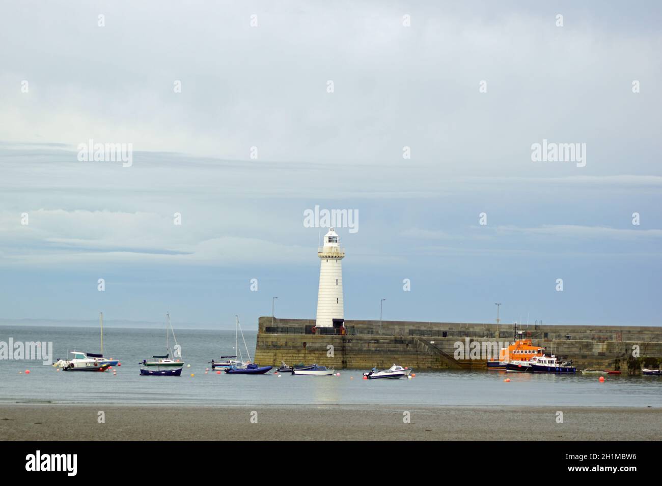 Le phare à l'entrée du port de Donaghadee a été le premier phare irlandais à être converti en opération électrique. Banque D'Images