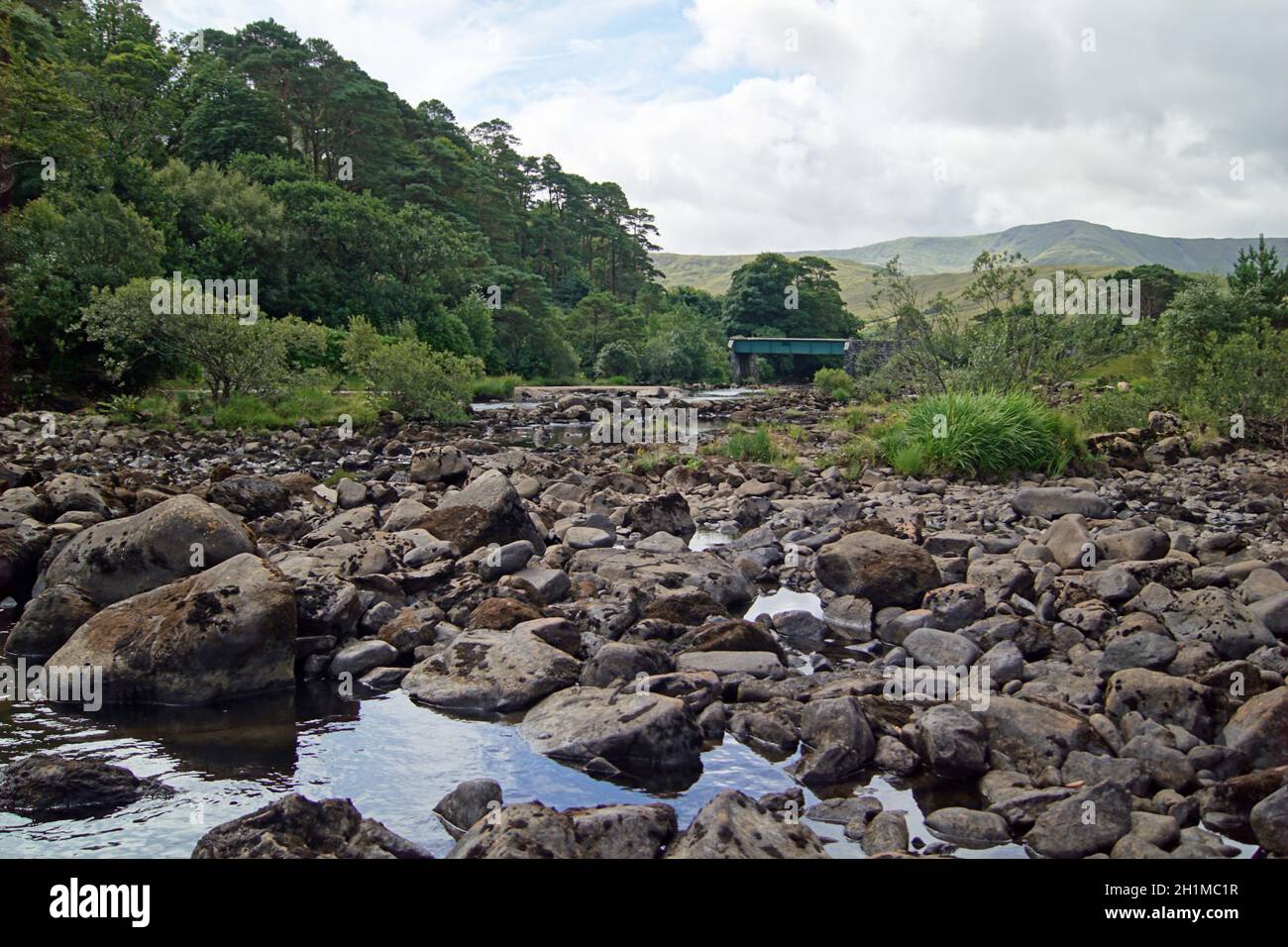 La cascade irlandaise Aasleagh (Irish EAS Liath) est située dans le nord du Connemara et est alimentée par la rivière Erriff (Irish an Oirimh). Il est situé juste b Banque D'Images