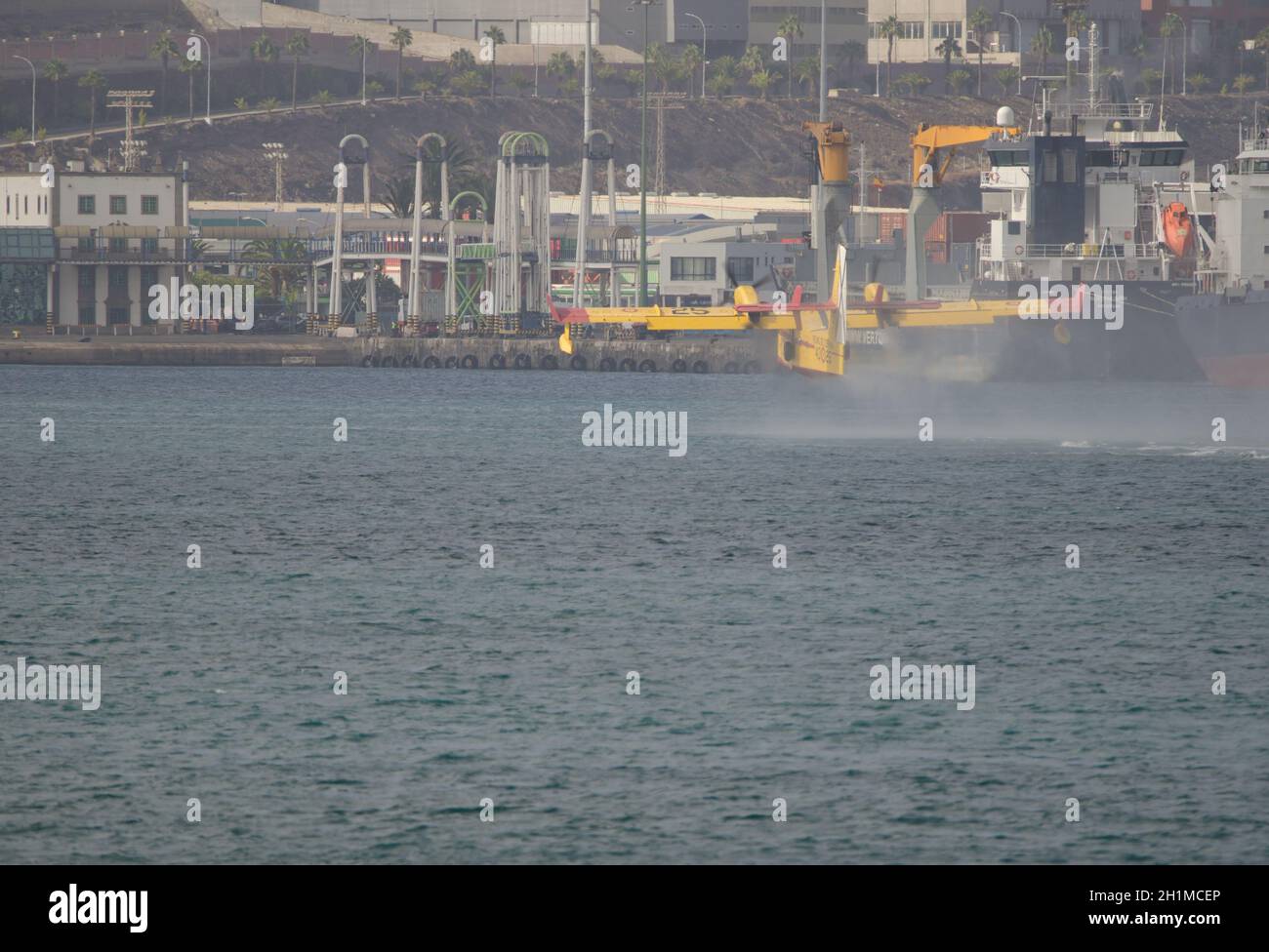 Un avion de lutte contre le feu collectant de l'eau de mer pour éteindre un feu de forêt. Las Palmas de Gran Canaria. Grande Canarie. Îles Canaries. Espagne. Banque D'Images
