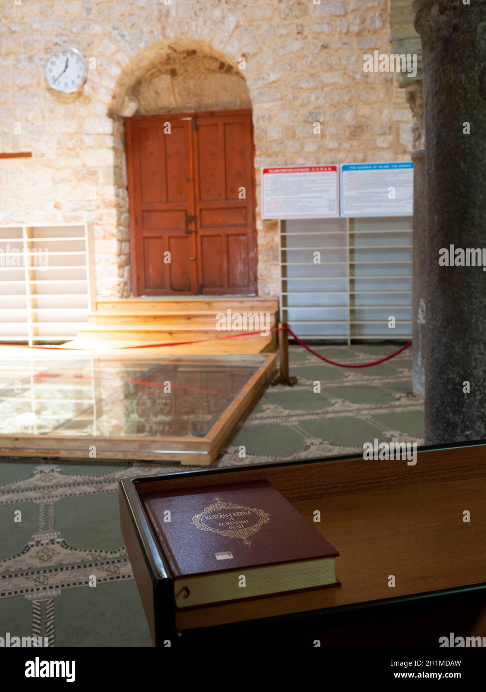 Intérieur d'Antalya Yivli Minare Camii avec Qur'an au premier plan Banque D'Images