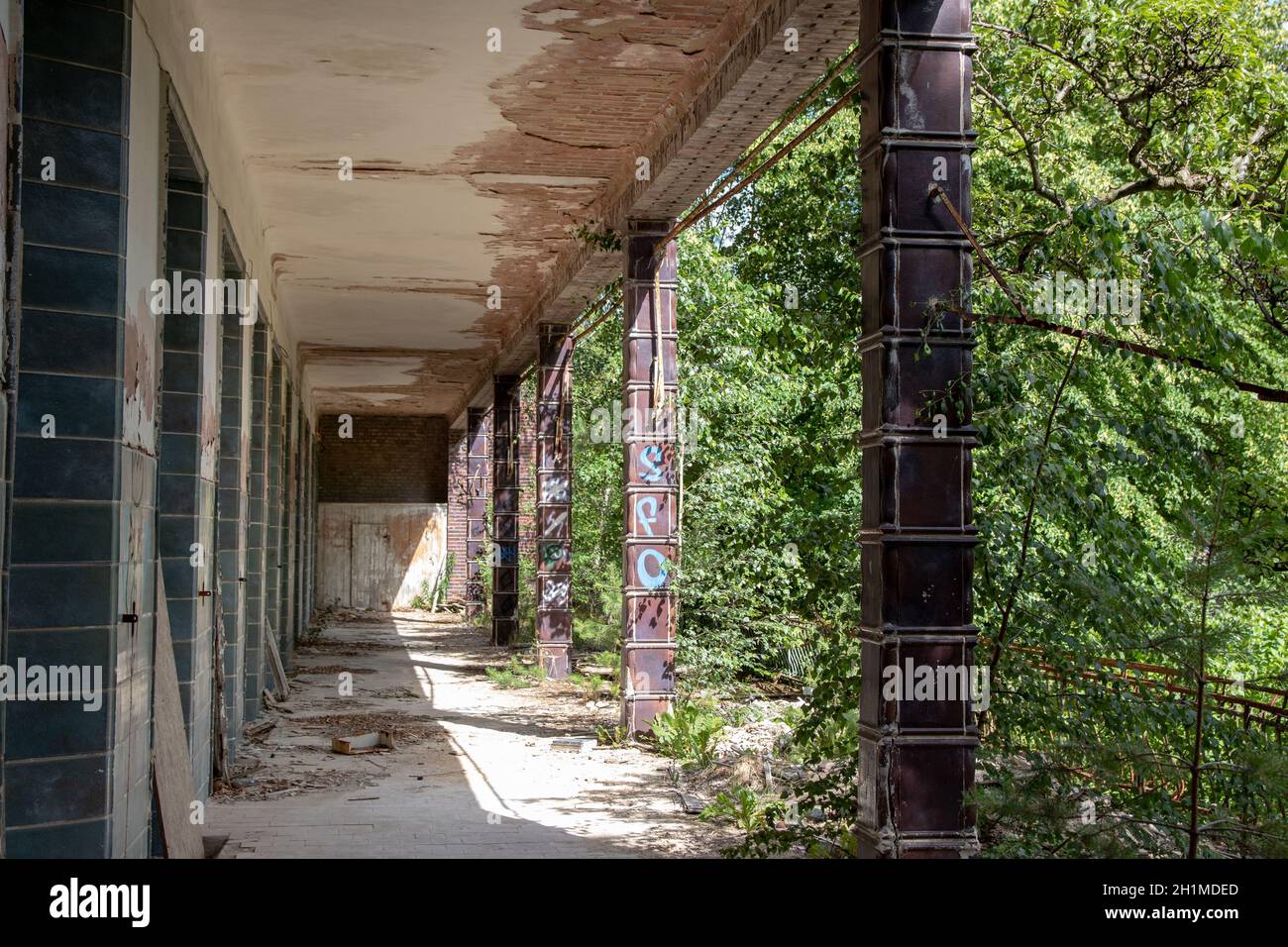 BEELITZ, ALLEMAGNE - 30 JUIN 2020 : terrasses allongées pour les patients. La chirurgie est le bâtiment le plus moderne des sanatoriums abandonnés et montre de façon impressionnante Banque D'Images