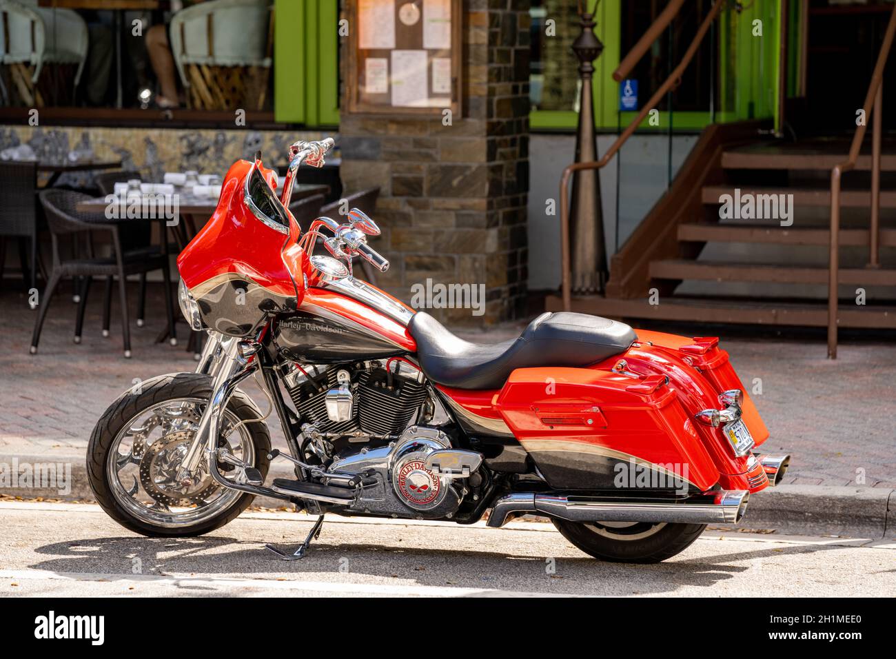 Delray Beach, Floride, États-Unis - 17 octobre 2021 : photo d'une moto Harley Davidson orange et noire garée sur la rue Teh Banque D'Images