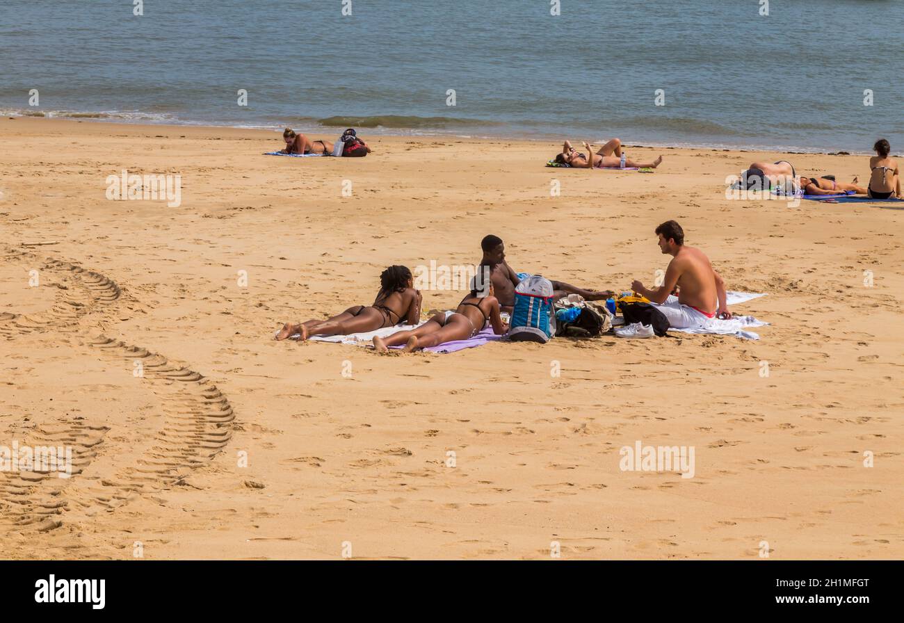 CASCAIS, PORTUGAL - 19 SEPTEMBRE 2020 : les gens se bronzer sur la plage Praia da Rainha à Cascais, Portugal. Cascais est célèbre et populaire vaca été Banque D'Images