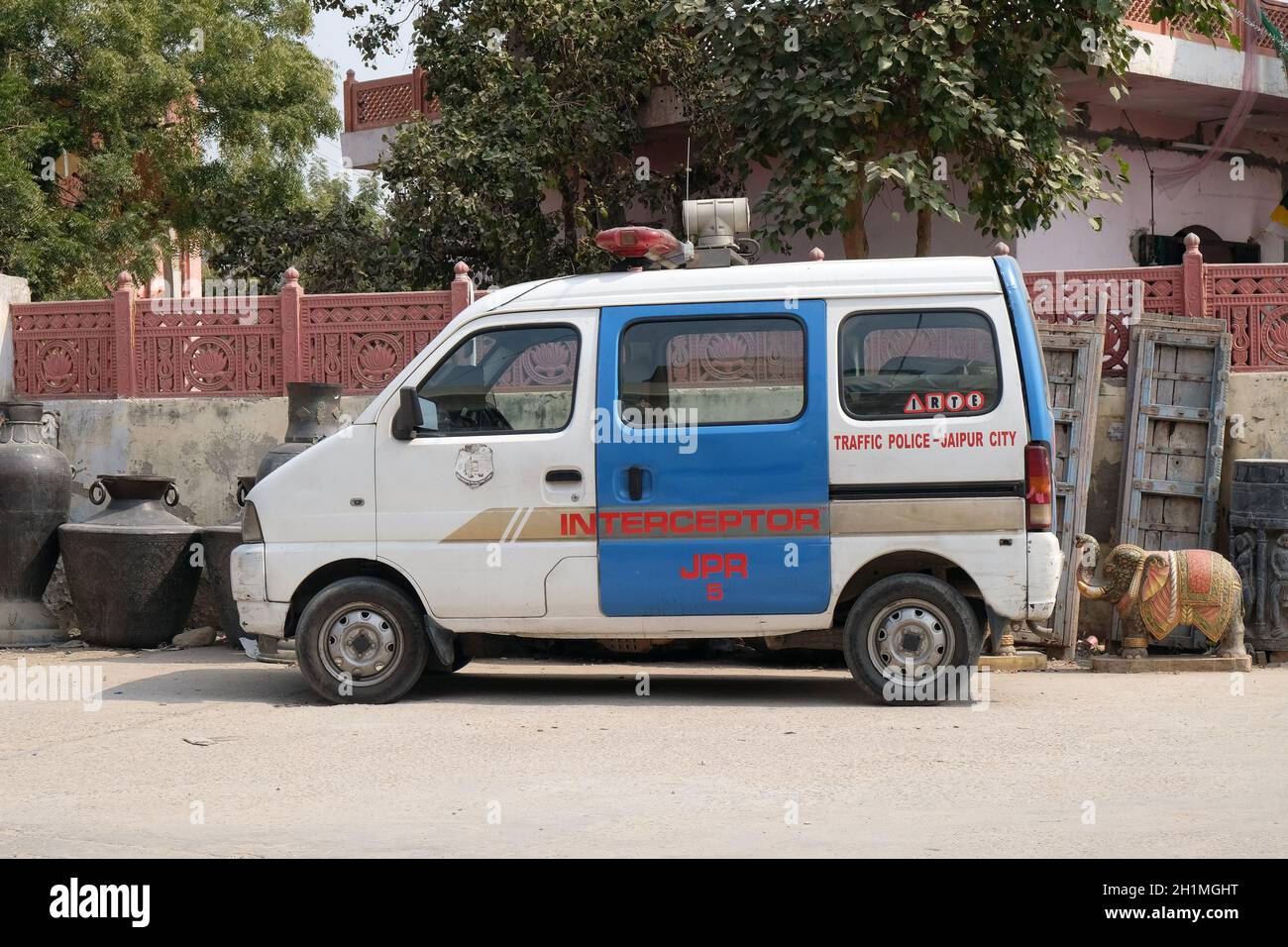 Van de la police de la circulation sur une rue piétonne à Jaipur, Rajasthan, Inde le 16 février 2016. Banque D'Images