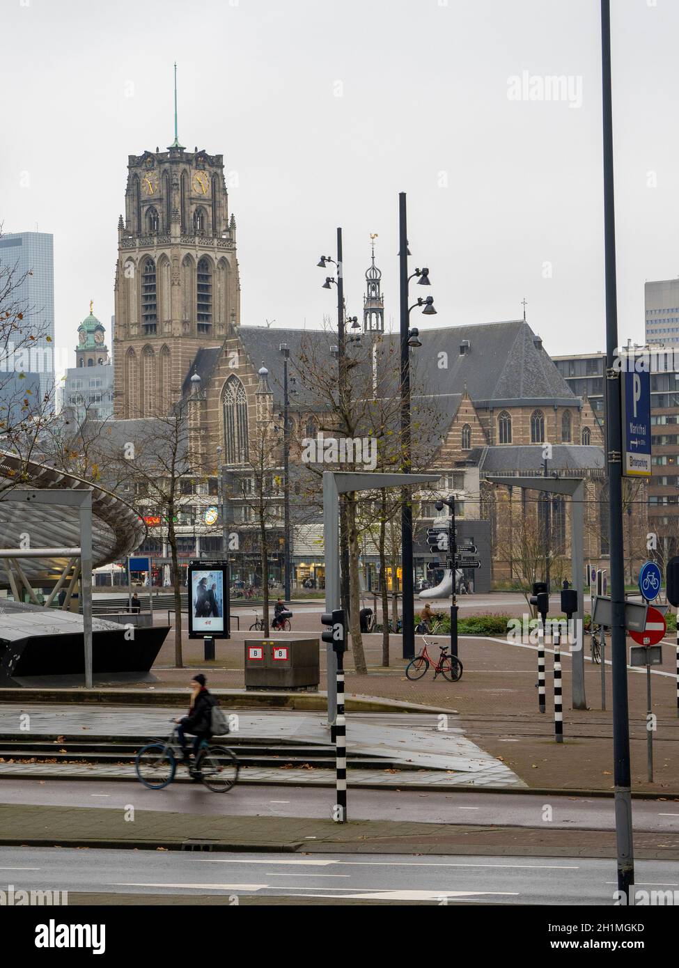 Vue sur Blaak jusqu'à Grote ou Sint-Laurenskerk – Rotterdam Banque D'Images