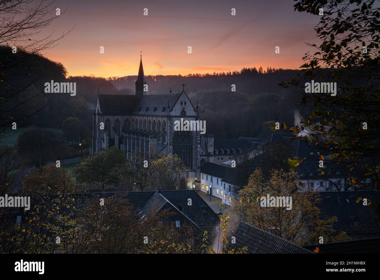 ODENTHAL, ALLEMAGNE - 10 NOVEMBRE 2020 : image panoramique de la cathédrale d'Altenberg à la lumière du matin, le 10 novembre 2020 en allemand Banque D'Images