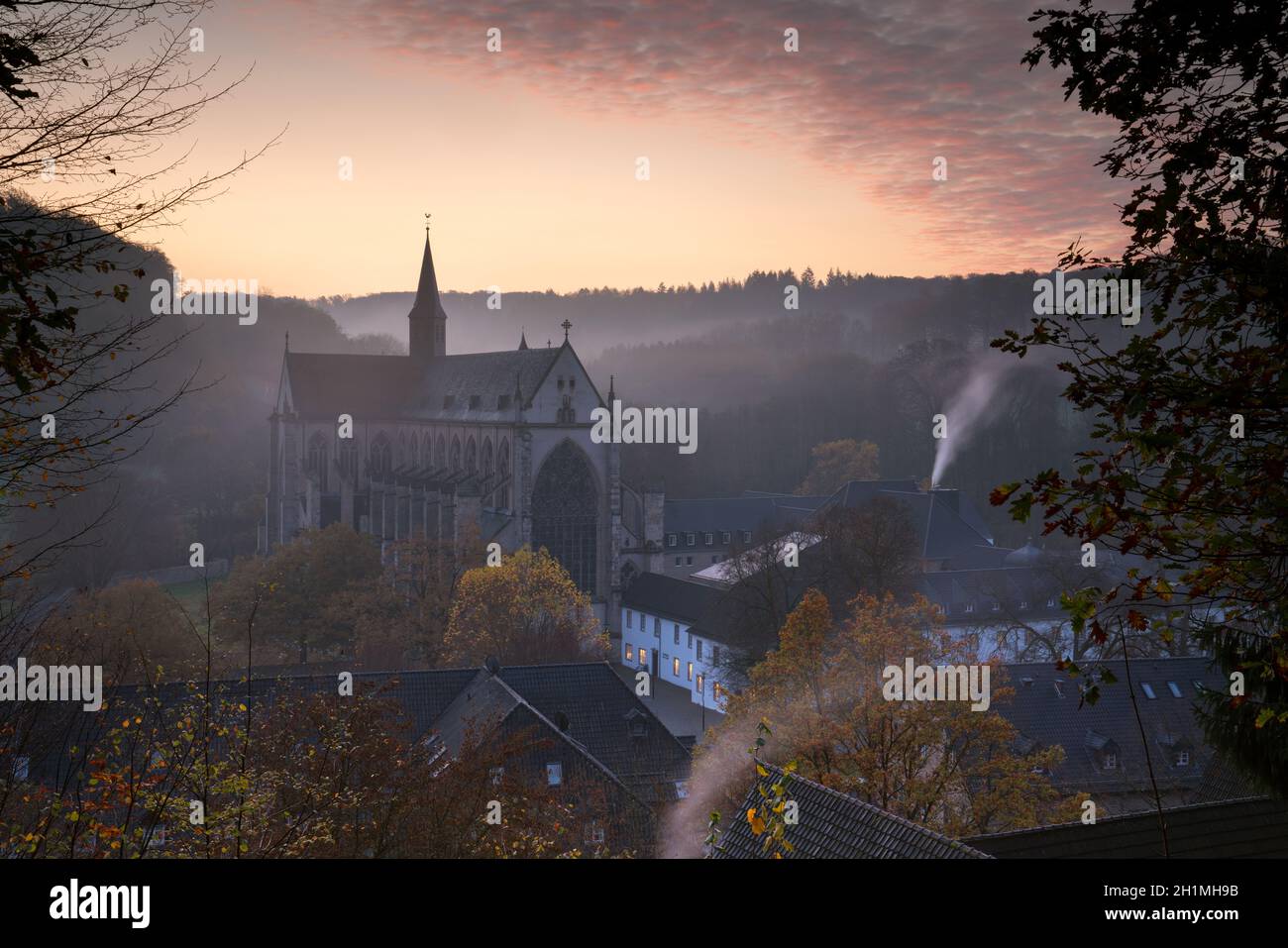 ODENTHAL, ALLEMAGNE - 10 NOVEMBRE 2020 : image panoramique de la cathédrale d'Altenberg à la lumière du matin, le 10 novembre 2020 en allemand Banque D'Images